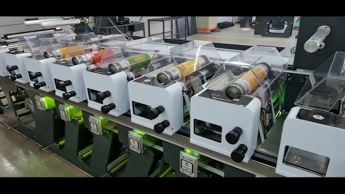 Ambiente industrial com equipamentos de produção